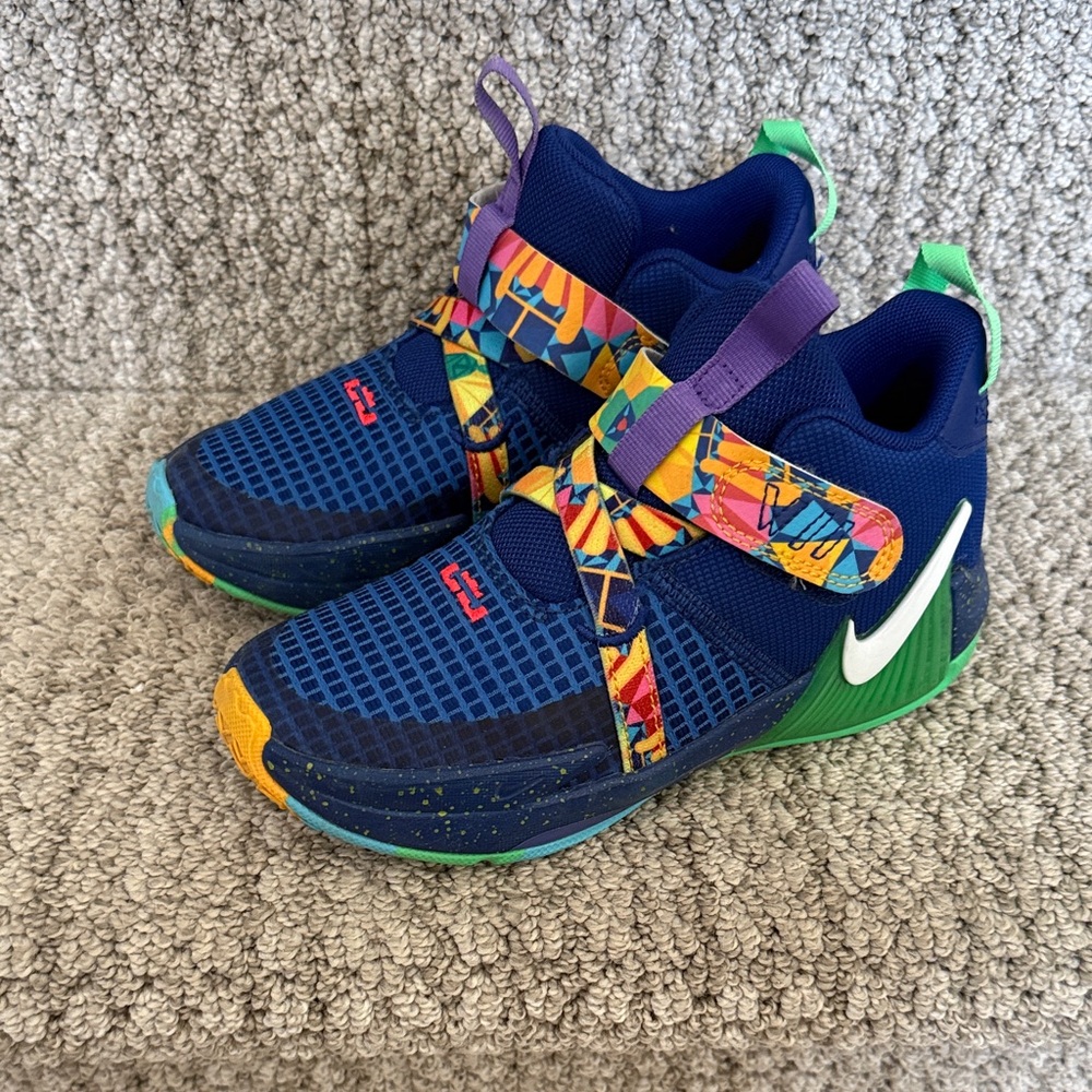 Nike Lebron Witness 7 Kids' Sneaker Royal Blue/Game Royal/Electric Algae/White)
